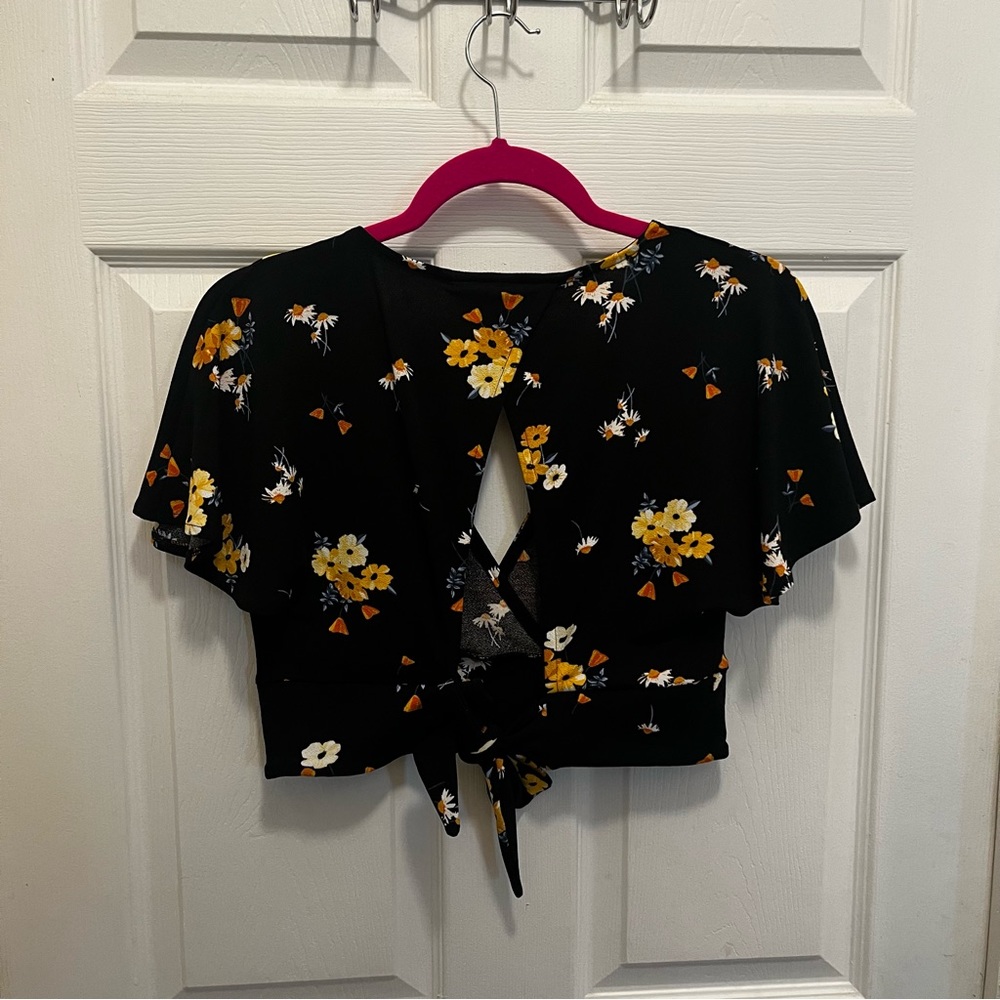 Black Floral Divided Cropped Open Back Cut Out Blouse - Picture 3 of 7